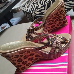 BCBG 'ponyhair' leopard wedge🔥